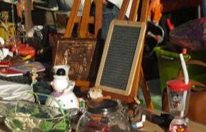 Le brocanteur vend des objets divers