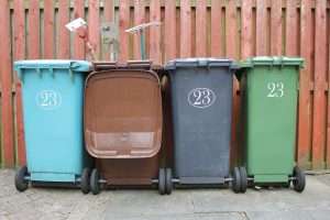 Cachez les poubelles plutôt que de les laisser dans le jardin