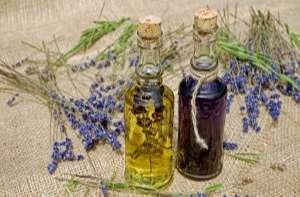 Les huiles essentielles et produits désodorisants peuvent être utilisés, mais ne doivent pas masquer une odeur d'humidité non-traitée