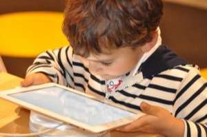 Un enfant peut partager une tablette avec ses frères et soeurs